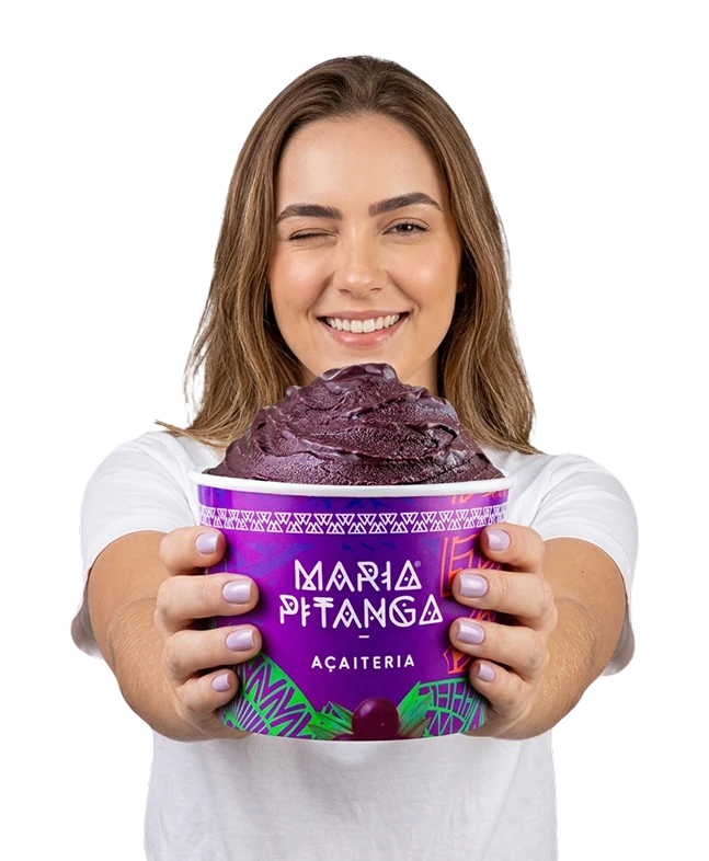 Colaboradora Maria Pitanga a mostrar um copo de açaí da marca